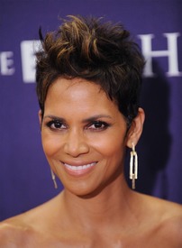 HalleBerryAttendingBETHonorsWarnerTheatreJanuary112013WashingtonDC1.jpg