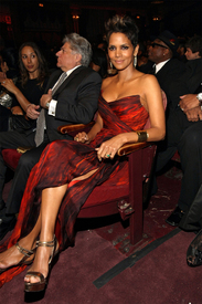 HalleBerryAttendingBETHonorsWarnerTheatreJanuary112013WashingtonDC17.jpg