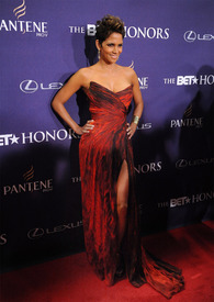 HalleBerryAttendingBETHonorsWarnerTheatreJanuary112013WashingtonDC24.jpg