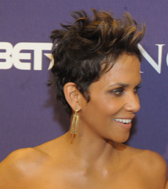 HalleBerryAttendingBETHonorsWarnerTheatreJanuary112013WashingtonDC5.jpg