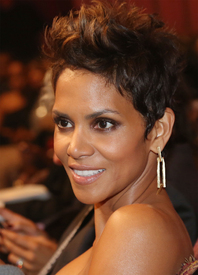 HalleBerryAttendingBETHonorsWarnerTheatreJanuary112013WashingtonDC6.jpg