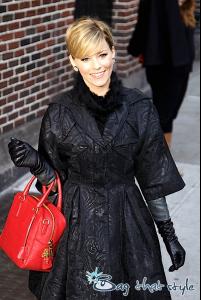 elizabeth-banks-looks-straight-out-of-mad-men-outside-of-the-late-show-004.jpg
