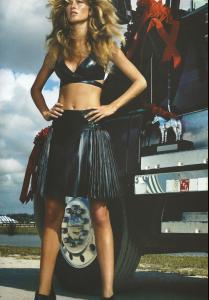 Gisele B%C3%83%C2%BCndchen Vogue US 03.01 by Steven Klein.jpg