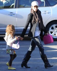 Halle Berry brings her daughter to school in Beverly Hills 9.1.2013_07.jpg