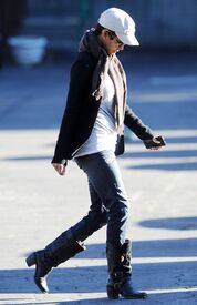 Halle Berry brings her daughter to school in Beverly Hills 9.1.2013_08.jpg