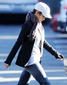 Halle Berry brings her daughter to school in Beverly Hills 9.1.2013_09.jpg