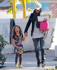 Halle Berry brings her daughter to school in Beverly Hills 9.1.2013_10.jpg
