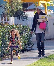 Halle Berry brings her daughter to school in Beverly Hills 9.1.2013_14.jpg
