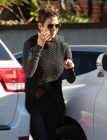 Halle Berry out running some errands in Los Angeles 17.1.2013_01.jpg