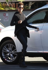 Halle Berry out running some errands in Los Angeles 17.1.2013_03.jpg