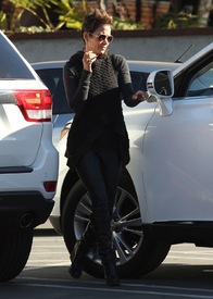 Halle Berry out running some errands in Los Angeles 17.1.2013_04.jpg