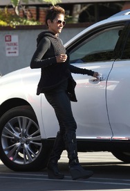 Halle Berry out running some errands in Los Angeles 17.1.2013_05.jpg
