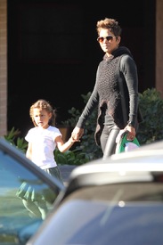 Halle Berry out running some errands in Los Angeles 17.1.2013_07.jpg