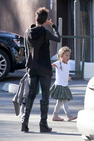 Halle Berry out running some errands in Los Angeles 17.1.2013_08.jpg