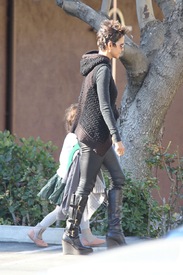 Halle Berry out running some errands in Los Angeles 17.1.2013_09.jpg