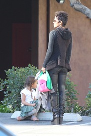 Halle Berry out running some errands in Los Angeles 17.1.2013_10.jpg