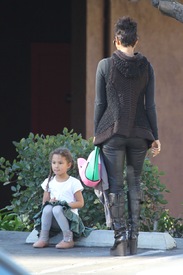 Halle Berry out running some errands in Los Angeles 17.1.2013_11.jpg