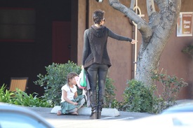 Halle Berry out running some errands in Los Angeles 17.1.2013_12.jpg