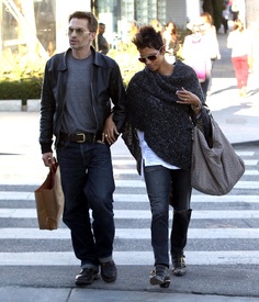 Halle Berry out and about in Beverly Hills 18.1.2013_01.jpg