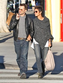 Halle Berry out and about in Beverly Hills 18.1.2013_04.jpg