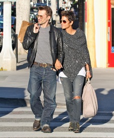 Halle Berry out and about in Beverly Hills 18.1.2013_05.jpg