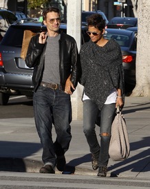 Halle Berry out and about in Beverly Hills 18.1.2013_06.jpg