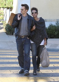 Halle Berry out and about in Beverly Hills 18.1.2013_10.jpg