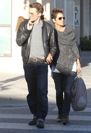 Halle Berry out and about in Beverly Hills 18.1.2013_11.jpg