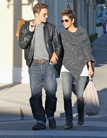 Halle Berry out and about in Beverly Hills 18.1.2013_12.jpg