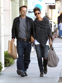 Halle Berry out and about in Beverly Hills 18.1.2013_13.jpg