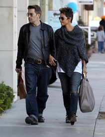 Halle Berry out and about in Beverly Hills 18.1.2013_14.jpg