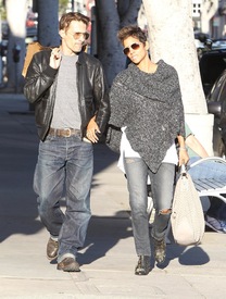 Halle Berry out and about in Beverly Hills 18.1.2013_15.jpg