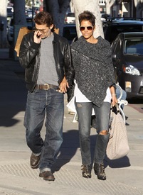 Halle Berry out and about in Beverly Hills 18.1.2013_17.jpg