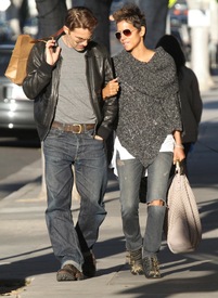 Halle Berry out and about in Beverly Hills 18.1.2013_18.jpg