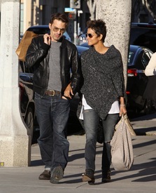 Halle Berry out and about in Beverly Hills 18.1.2013_19.jpg