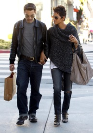 Halle Berry out and about in Beverly Hills 18.1.2013_20.jpg