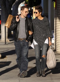 Halle Berry out and about in Beverly Hills 18.1.2013_21.jpg