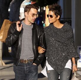 Halle Berry out and about in Beverly Hills 18.1.2013_22.jpg