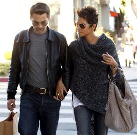 Halle Berry out and about in Beverly Hills 18.1.2013_23.jpg