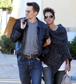 Halle Berry out and about in Beverly Hills 18.1.2013_24.jpg