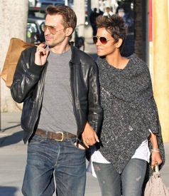 Halle Berry out and about in Beverly Hills 18.1.2013_27.jpg