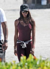Naomi Campbell takes a walk along the beach in Miami 9.1.2013_01.jpg