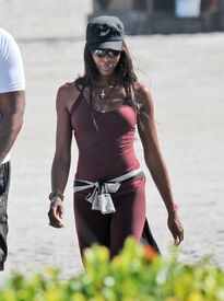 Naomi Campbell takes a walk along the beach in Miami 9.1.2013_02.jpg