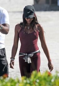 Naomi Campbell takes a walk along the beach in Miami 9.1.2013_04.jpg