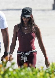 Naomi Campbell takes a walk along the beach in Miami 9.1.2013_06.jpg