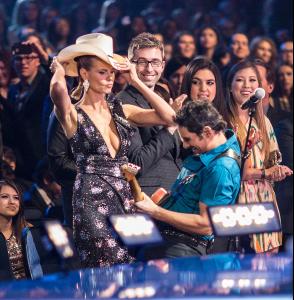 Heidi-got-down-Brad-Paisley-during-his-performance.jpg