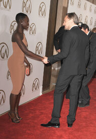 Leonardo-DiCaprio-held-Lupita-Nyongo-han.jpg