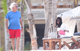 Naomi Campbell on christmas vacation in Malindi 26.12.2013_01.jpg