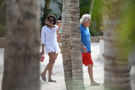 Naomi Campbell on christmas vacation in Malindi 26.12.2013_03.jpg