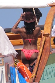 Naomi Campbell on a boat ride in Kenya 1.1.2014_01.jpg